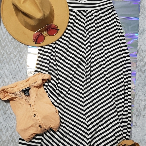 Flowy Maxi Skirt Black and White Diagonal Stripes - Picture 3 of 8